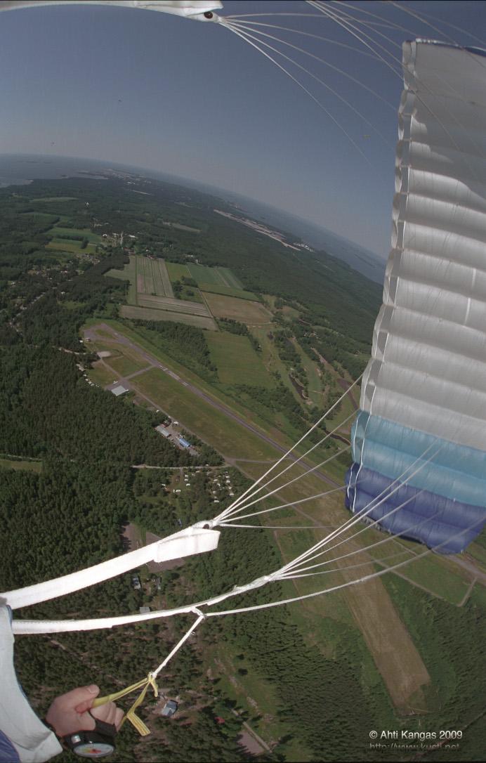 A parachute in deep turn with Hanko drop zone as background